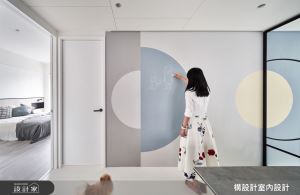 圈出親子宅的文青質感！暗藏「黑板牆+隱藏收納」，打造充滿歡笑聲的清新北歐宅_視覺圖