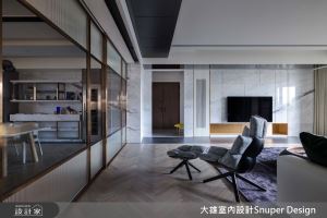 在山林與都市間取得平衡！水磨石地磚、人字拼木地板踏出現代風豪宅的溫度_視覺圖