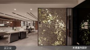 玄關發光石牆翻轉老宅氛圍！上班累了還能在現代風中島吧台好好放鬆_視覺圖