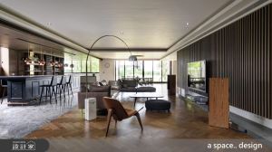 用光敘說一個空間的故事！格柵電視牆、歐美感吧台擁抱庭院風光_視覺圖