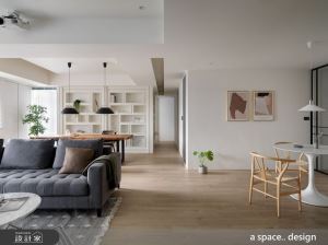 現代極簡住宅裡的豐富人生！客廳劇院、小用餐區滿足多元居家情境_視覺圖