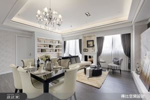 白色清新新古典宅！打開公領域視野，壁爐、藝術畫與展示櫃妝點出不凡質感_視覺圖