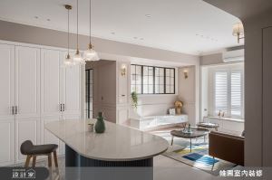 陰暗老屋大減齡！穿透材質引入採光、柔美色系營造清新美式風格_視覺圖