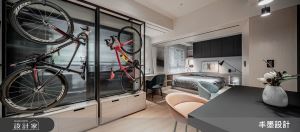 8坪現代風宅訂製拉門確保採光、區隔空間、展示興趣，同時消弭櫃體也滿足收納機能_視覺圖