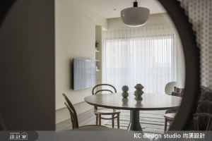 溫柔奶油色寫下法式簡約風！小坪數親子宅讓一家三口都住得舒適又安心_視覺圖