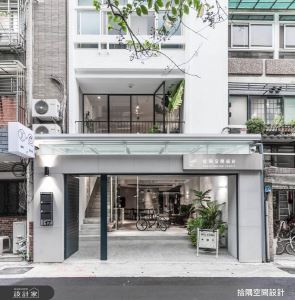 老透天改造 showroom 工作室，有明亮前庭院和時髦吧台_視覺圖