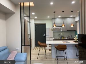 15 坪混搭風迷你宅反其道而行！放進大中島餐廚空間反而更開闊_視覺圖