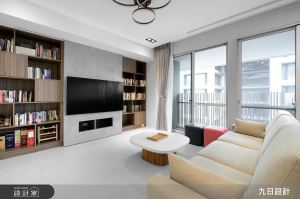 井然有序的收納設計！書籍、酒櫃整合在電視主牆，讓 28 坪新成屋有餘裕打造迷你中島_視覺圖