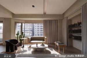 現代風共享辦公室，透明玻璃書牆區隔空間、分享採光成空間焦點_視覺圖