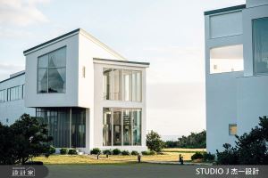 擁抱國境之南療癒時刻！純白方盒堆疊趣味建築，眺望草原海洋的度假生活_視覺圖