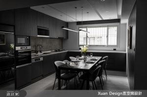黑白現代風改造40年老屋！開放式餐廚、星空視聽室，為三口之家描繪夢想日常_視覺圖