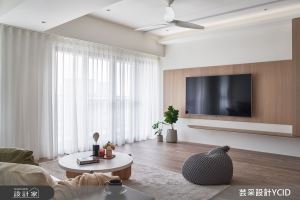 開放大客廳是孩子遊樂園！實踐櫃體不落地，療癒日光映照質感無印宅_視覺圖