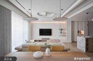 療癒木白系居家吹散壓力！時尚中島、酒櫃牆設計，烘托愉悅美好的三口之家_視覺圖