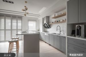 透天別墅預售時記得先客變！刪除一樓客房打造女主人夢幻中島廚房，男主人也能享有獨立辦公遊戲室_視覺圖