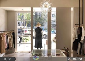 踏入巴黎街頭的時尚服飾店！以夢幻燈光和撞色手法，讓衣服成為頂級藝術品_視覺圖