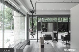 清新綠意環繞25坪時尚髮廊！以莫蘭迪綠、俐落鐵件訴說現代美感_視覺圖