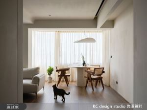 與愛貓共享慵懶午後陽光！22 坪中古屋以極簡設計創造彈性格局，自由切換理想生活模式_視覺圖