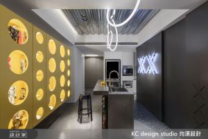 墜入大人的玩具樂園！客製玩具展示牆作為中島背景，21 坪胚屋因屋主藏充滿個性_視覺圖