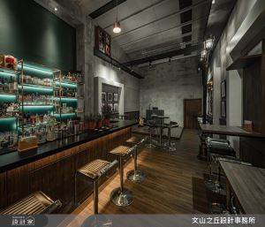 傳統老街屋化身歐美復古酒吧？以深沈墨綠，開展迷人慵懶的飲酒氛圍_視覺圖