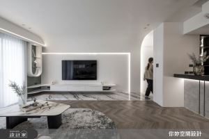 導演的現代風新潮居所！弧形與燈帶注入柔軟氛圍，老宅蛻變簡約生活味_視覺圖