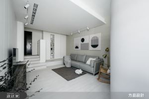 席地而坐超放鬆！15 坪長型老屋改造，階梯式入口與弧形半牆激發小宅魅力_視覺圖