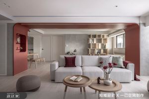 沈穩淺灰裡綻放一抹嫣紅！40坪雙拼老屋翻新，以寧靜現代風成就三口親子宅_視覺圖