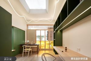 後疫情時代空間新革命！7 坪中古屋打造人工天井，化櫃體為隔間讓工作型態更自由_視覺圖