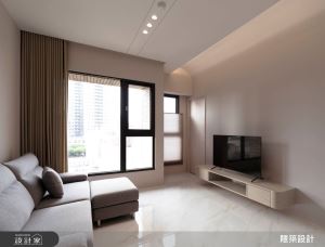 透明系小宅開箱！輕盈感收納設計打造 10 坪套房精緻生活_視覺圖