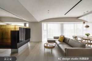 適度距離讓生活更舒心，染色壓克力屏風佐以河邊風光，兩人世界自此隔而不斷_視覺圖