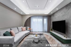 我的美劇生活！白色拱頂延伸天際，線板與圓弧元素交織時尚優雅美式氛圍_視覺圖