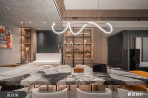 與光影共舞的 120 坪透天別墅！實木與奢華建材交織，細膩敘寫一家六口生活的雅緻閒情_視覺圖