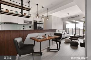 礦物塗料渲染藝術主牆、微調格局打造時髦吧台！桃園 23 坪現代宅讓年輕夫妻活成時尚美劇主角_視覺圖