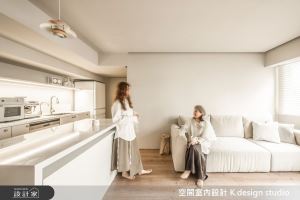 老屋蛻變燕麥白質感私宅！開放中島餐廚與獨立更衣室，實現姊妹同居的迷人生活_視覺圖