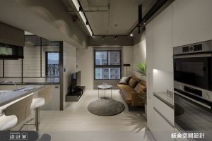 13坪小家擁中島與Mini Bar，調整臥室開門位置化解單面還能在家裡練瑜珈！_視覺圖