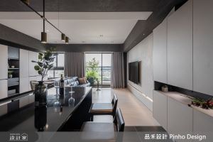 都會人的理想生活！33 坪新成屋有宛如藝術酒廊的時尚中島，與擁抱芬多精的多功能客廳_視覺圖