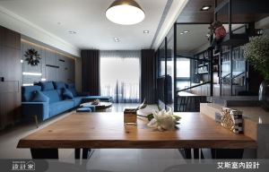 在港都高雄共築35坪雋永居家!深色木質與寶藍色沙發賦予時髦雅痞風貌_視覺圖