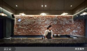 19.3坪老屋保留歲月的贈禮，以特殊塗料與樺木層疊微醺時光_視覺圖