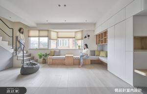 親子友善雙層公寓！以臥榻和投影創造彈性客廳，32 坪北歐風複層設計將生活遊戲化_視覺圖