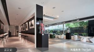 在專業裝潢設計空間裡喝咖啡！整合藝廊、設計建材與戶外花園，53 坪中古屋化身台北複合式咖啡廳_視覺圖