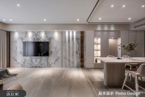 36坪輕甜奶油美式宅！弧形、通透櫃體與木質調中島，構築輕盈療癒場域氣息_視覺圖