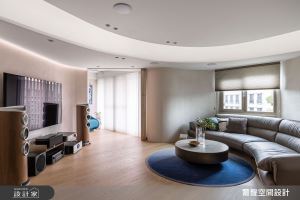老屋翻新客廳轉45度角，換來開闊的空間尺度，也創造滿滿生活儀式感的輕奢混搭美宅_視覺圖