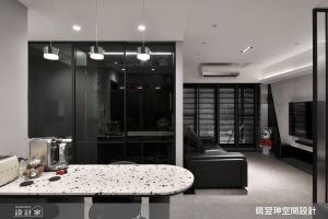 刻劃你的最佳品味！時尚客廳、寬敞更衣間，構築 23 坪黑白時髦現代宅！_視覺圖