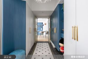 湖水藍靈感再造老屋樣貌！45度翻轉格局，二進式玄關、瑪瑙綠中島與層次軟裝的生活儀式感_視覺圖