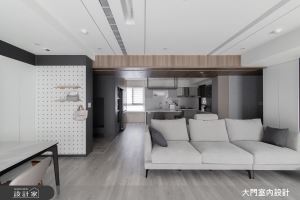 開放式空間破格設計！整合性收納櫃活化玄關、客廳與餐廚關係，無主牆設計賦予公領域更多可能性_視覺圖