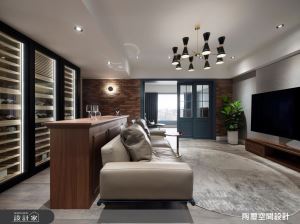 訂製酒窖滿足品飲專業戶！1+1 房設計綜合品酒與視聽空間，32 坪毛胚屋披上英倫風展現退休宅的成熟魅力_視覺圖