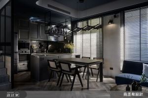 夢想中的異國生活場景100%實現在日常中，時髦中島吧檯、居家劇院、密室閣樓，讓屋主每天對回家充滿了更多期待_視覺圖