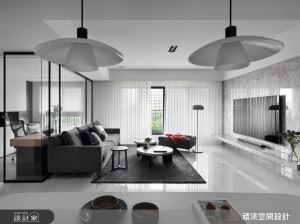 黑白灰色調的時尚現代宅！大片玻璃帷幕與彈性隔間，凝聚三代同堂的親暱情感_視覺圖