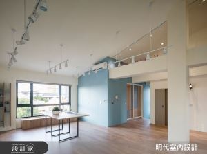 開箱藝術家屋主的透天別墅！自地自建的海洋簡約風，用輕隔間底定穿透光感_視覺圖