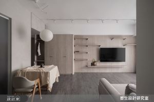 我家有和煦冬日的意象！冷色木質詮釋現代侘寂風，彈性拉門為生活保有餘韻_視覺圖