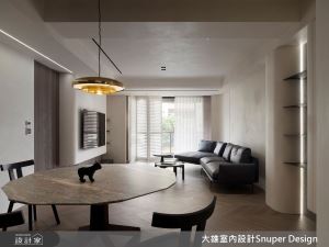 在流動的旋律中尋找情感歸宿，特殊漆與弧形給予家溫暖安定的感受_視覺圖
